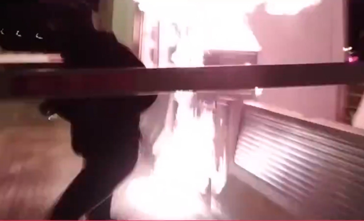 VÃDEO Arran crema una cabina de peatge de l'AP-7: «Que la crisi la pagui Abertis»