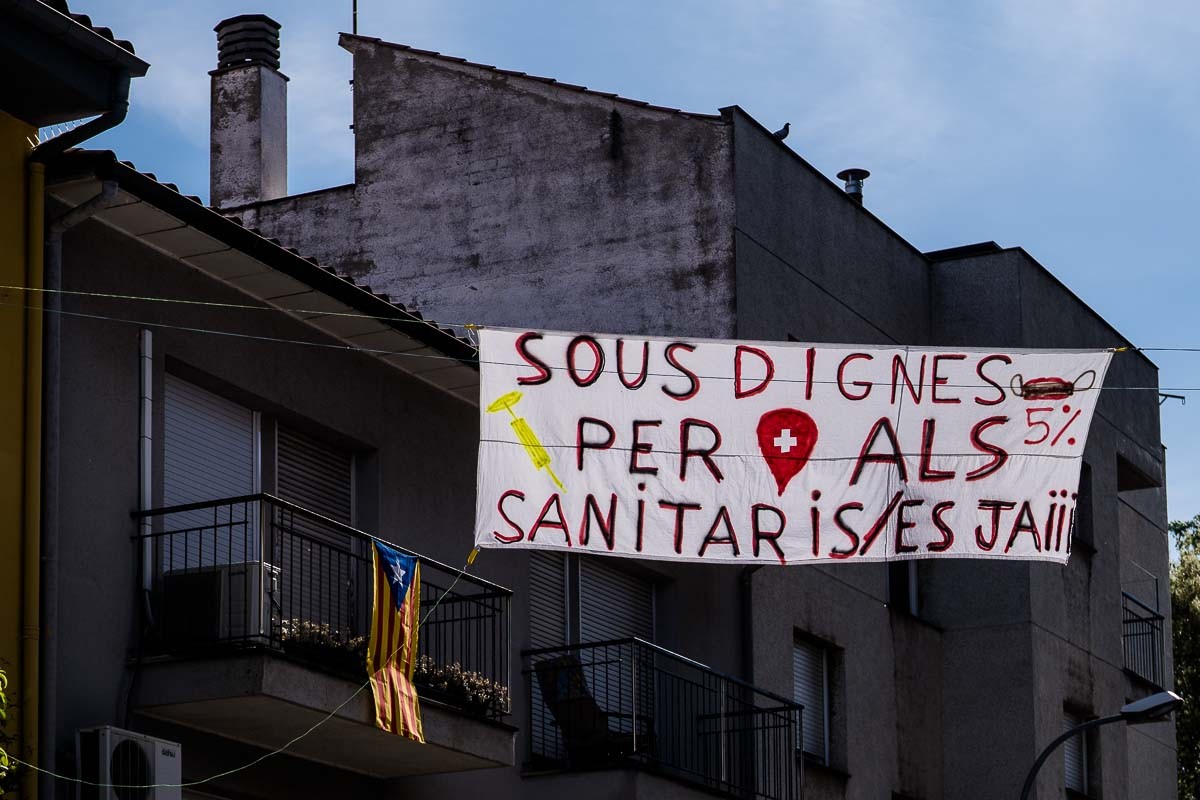 Una pancarta, a Manlleu, demana sous dignes pels sanitaris - Adrià Costa