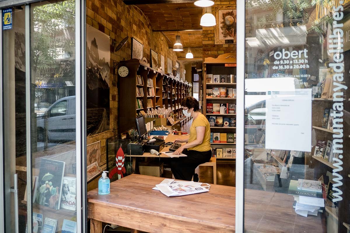 A la Muntanya de Llibres atenen des de la porta per entregar comandes que s'han fet previament - Adrià Costa