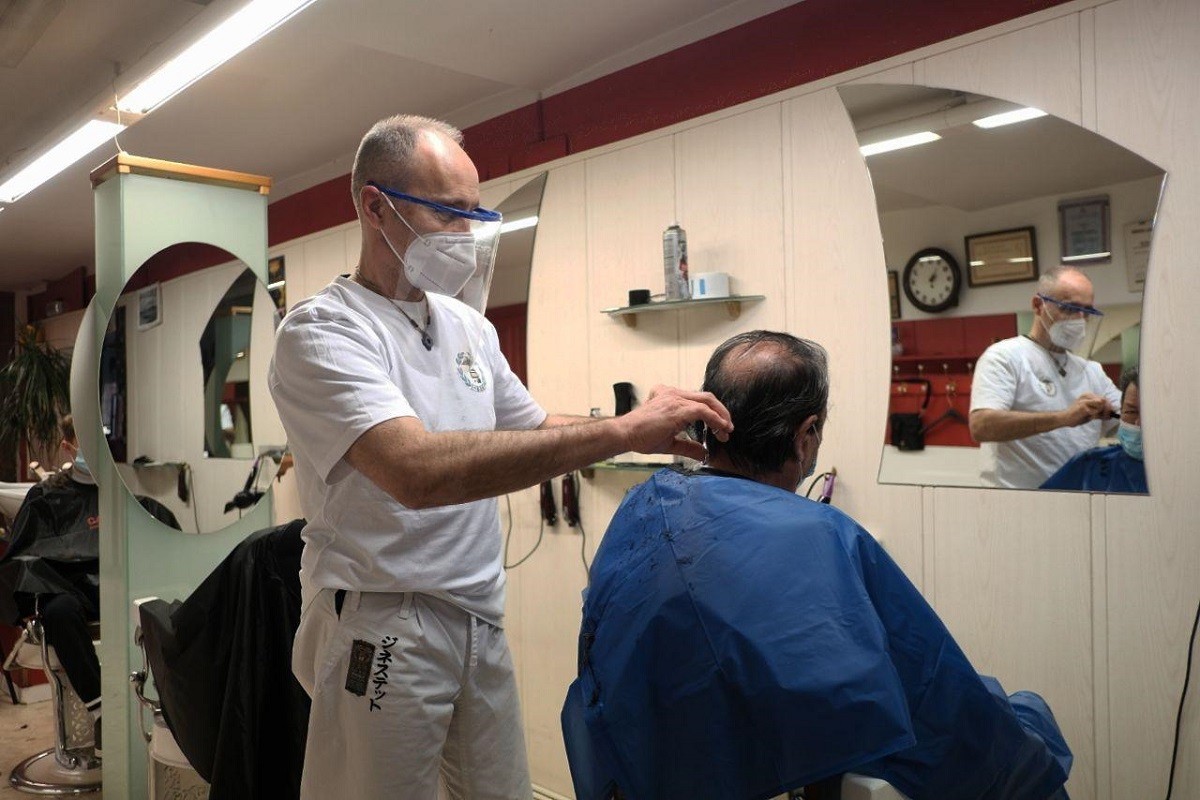 Primera dia de nova normalitat a la Perruqueria Ginestet, a Vic. - Adrià Costa