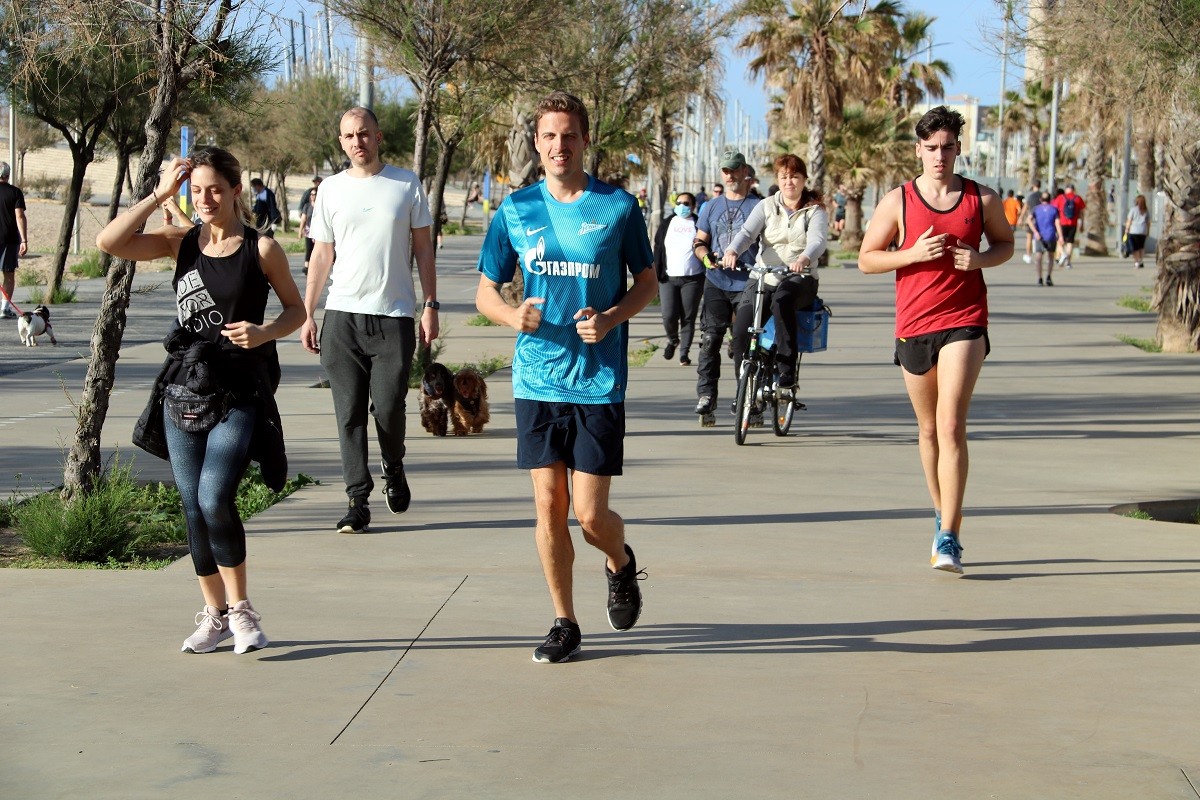 Corredors pel passeig de la Barceloneta a Barcelona - ACN