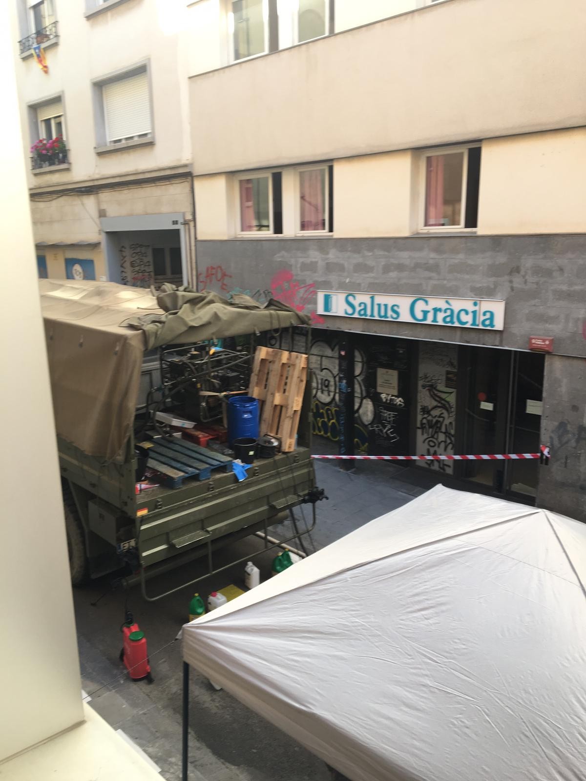 VÃDEO L'exèrcit espanyol munta un campament en plena vila de Gràcia per a desinfectar un geriàtric