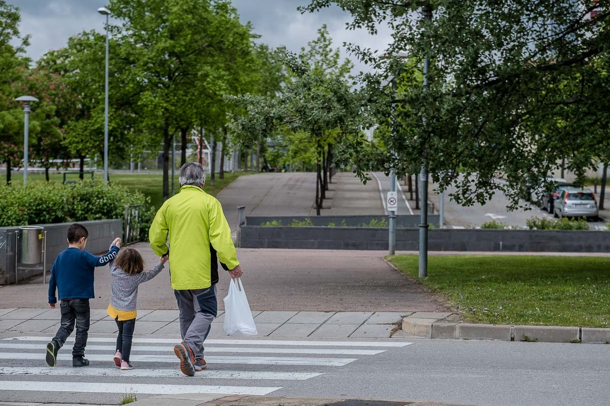 Tercer dia (segon feiner) que els nens poden sortir al carrer després de sis setmanes de confinament total pel Covid-19. - Adrià Costa