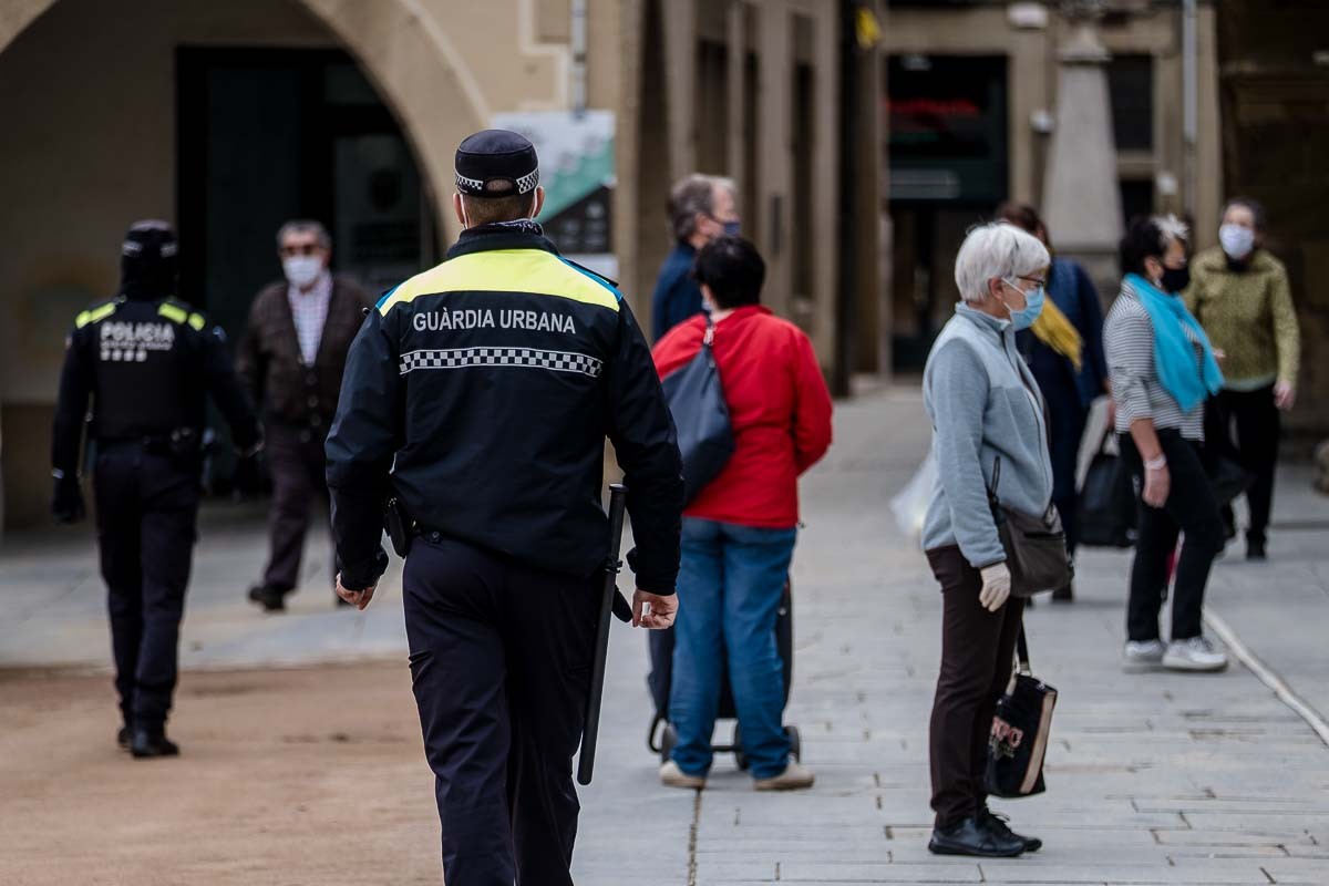 Agents de la Guàrdia Urbana de Vic, aquest matí al mercat - Adrià Costa