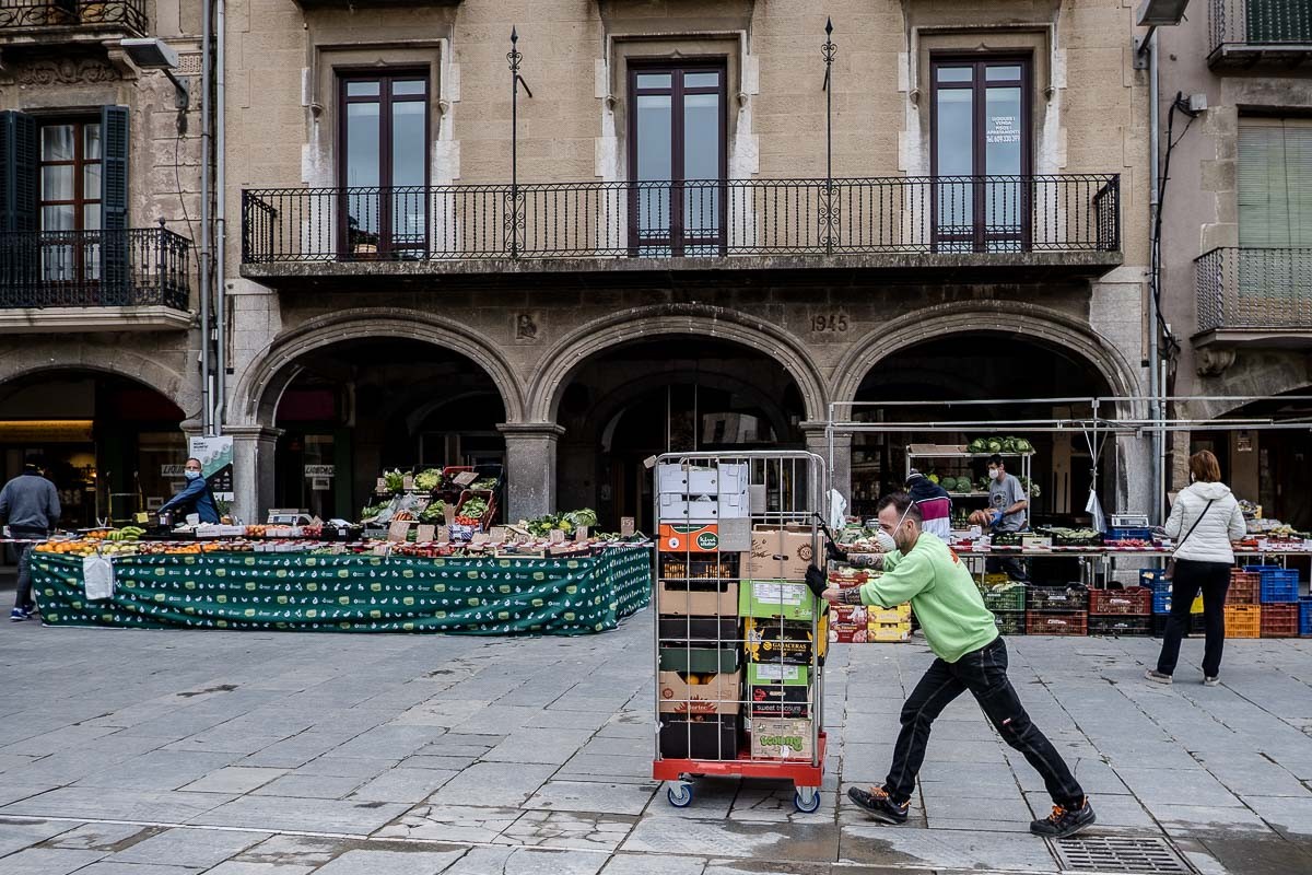 El mercat ha tornat parcialment a la plaça Major de Vic. S'hi poden trobar només parades d'alimentació i de productes higiènics. - Adrià Costa