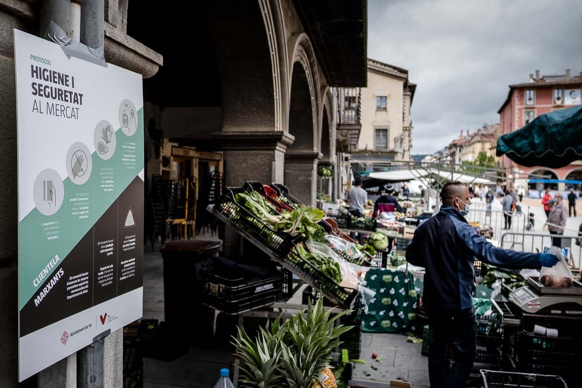 El mercat ha tornat parcialment a la plaça Major de Vic. S'hi poden trobar només parades d'alimentació i de productes higiènics. - Adrià Costa