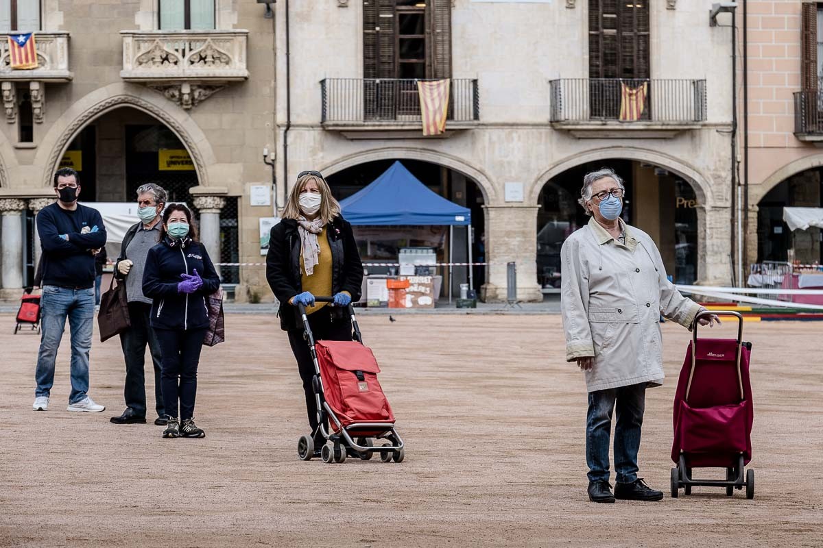 El mercat ha tornat parcialment a la plaça Major de Vic. S'hi poden trobar només parades d'alimentació i de productes higiènics. - Adrià Costa
