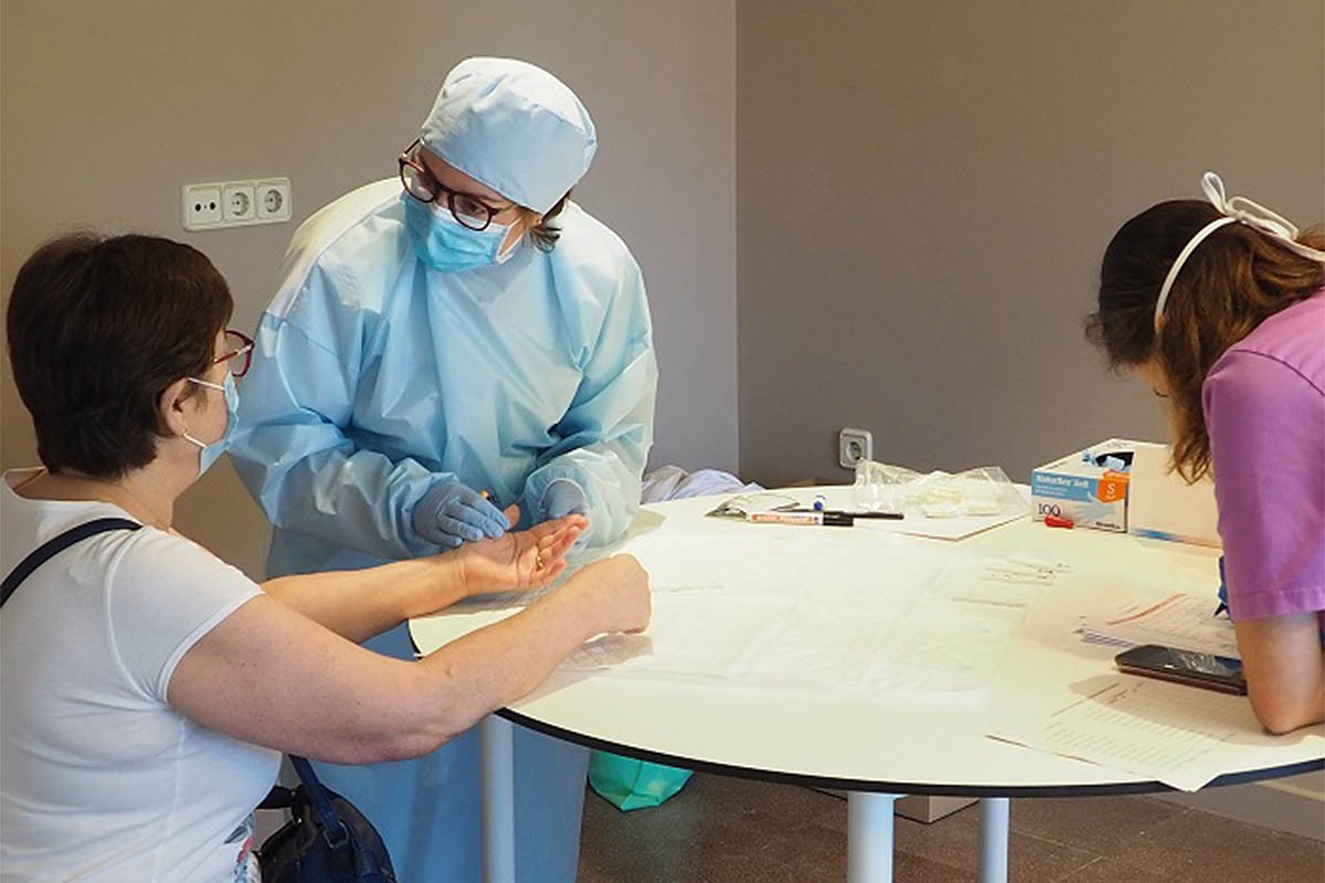 Professionals fent testos ràpids serològics en una  residència - ACN
