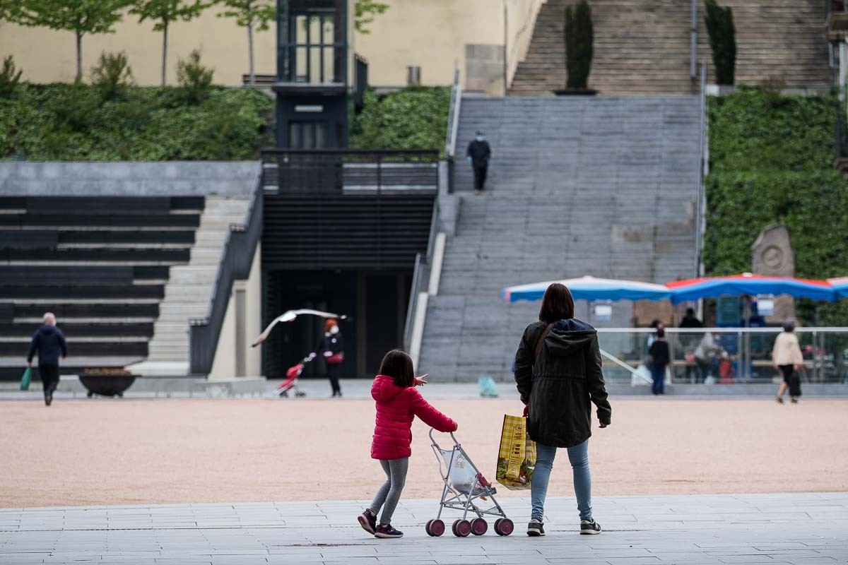 Segon dia (primer feiner) que els nens poden sortir al carrer després de sis setmanes de confinament total pel Covid-19.  - Adrià Costa