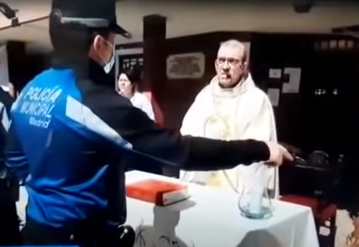 VÃDEO Denunciat un capellà per oferir una missa a les portes d'una església a Madrid