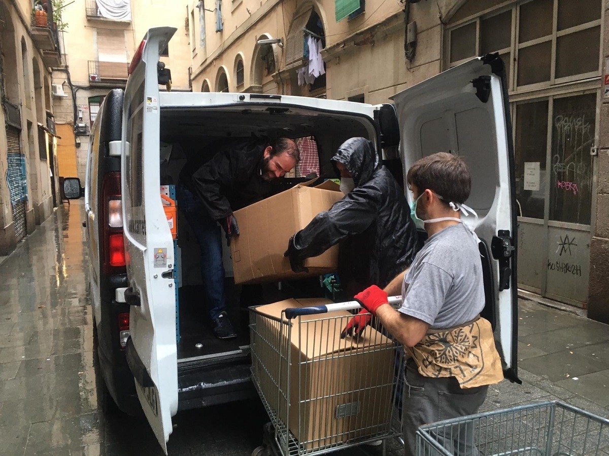 «He decidit donar un cop de mà»: així s'activa la solidaritat a Barcelona