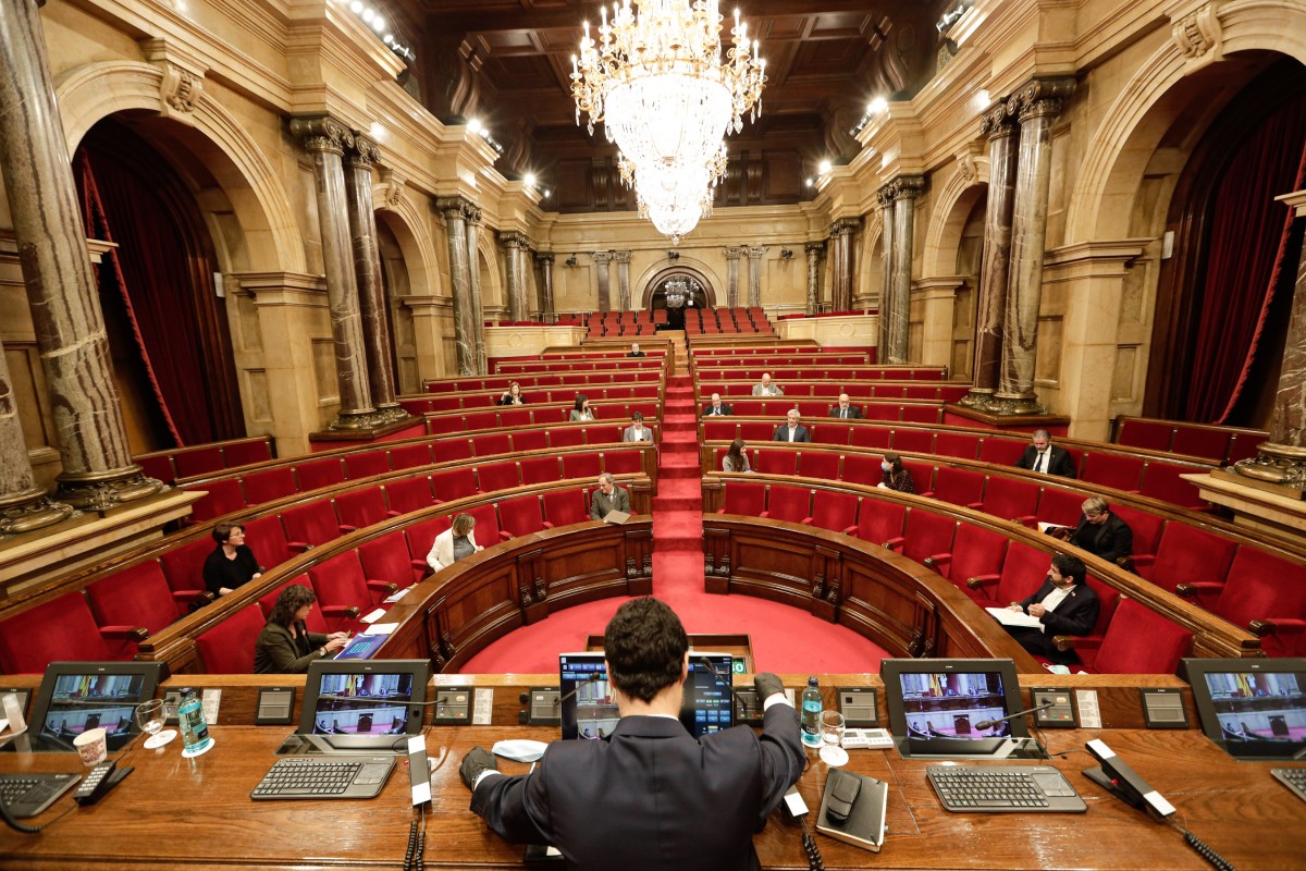 JxCat i ERC escenifiquen l'ocàs del Govern al Parlament