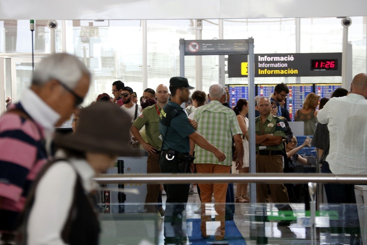 Control de seguretat a l'aeroport del Prat - ACN