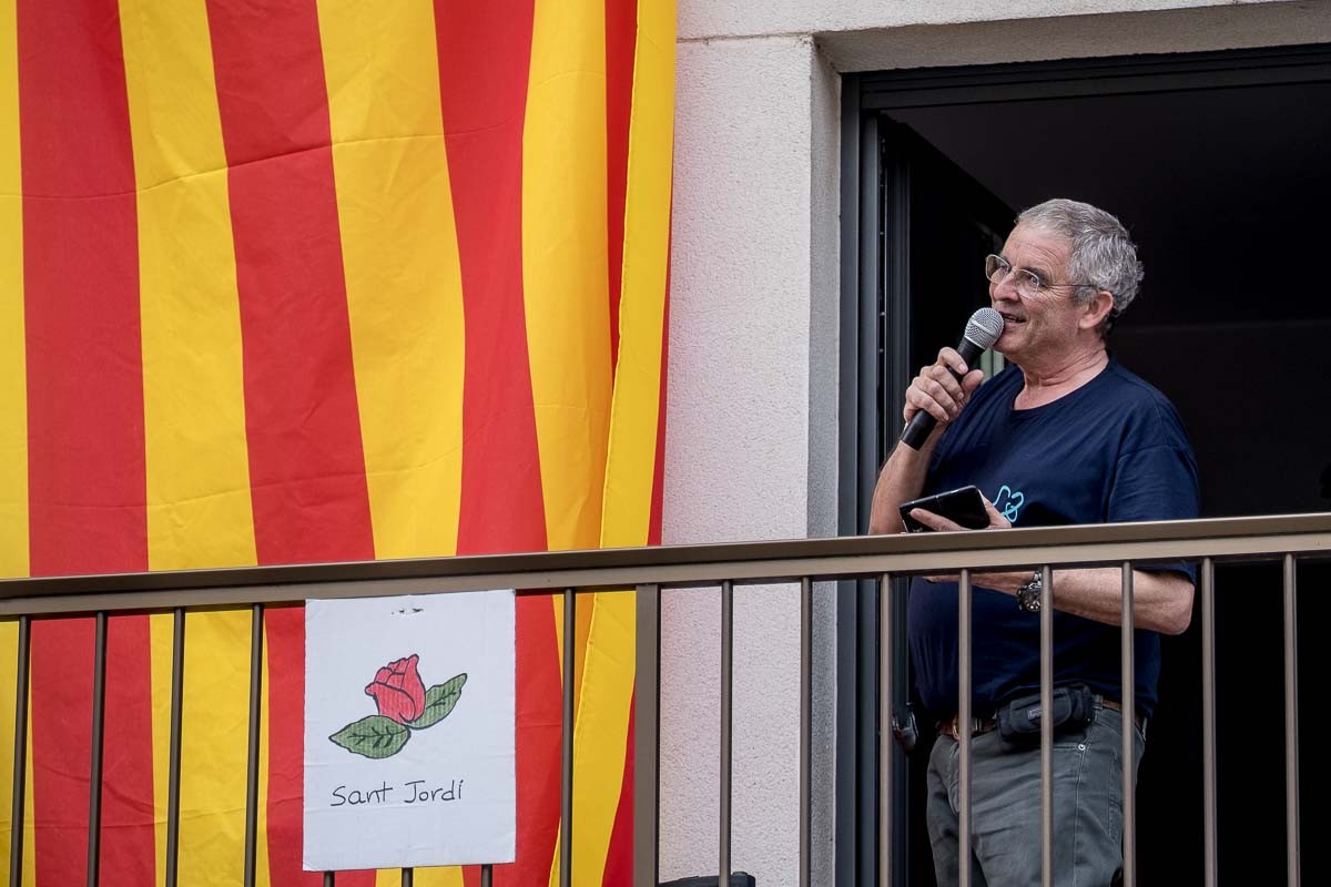 Sant Jordi confinat, a Manlleu. - Adrià Costa