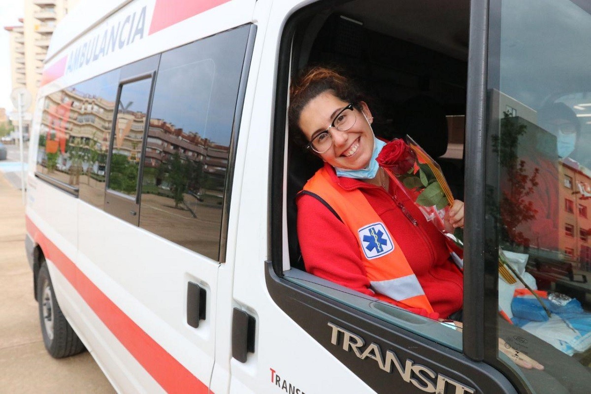 Una sanitària llueix una rosa des de l'interior de l'ambulància a Vic. - Albert Alemany
