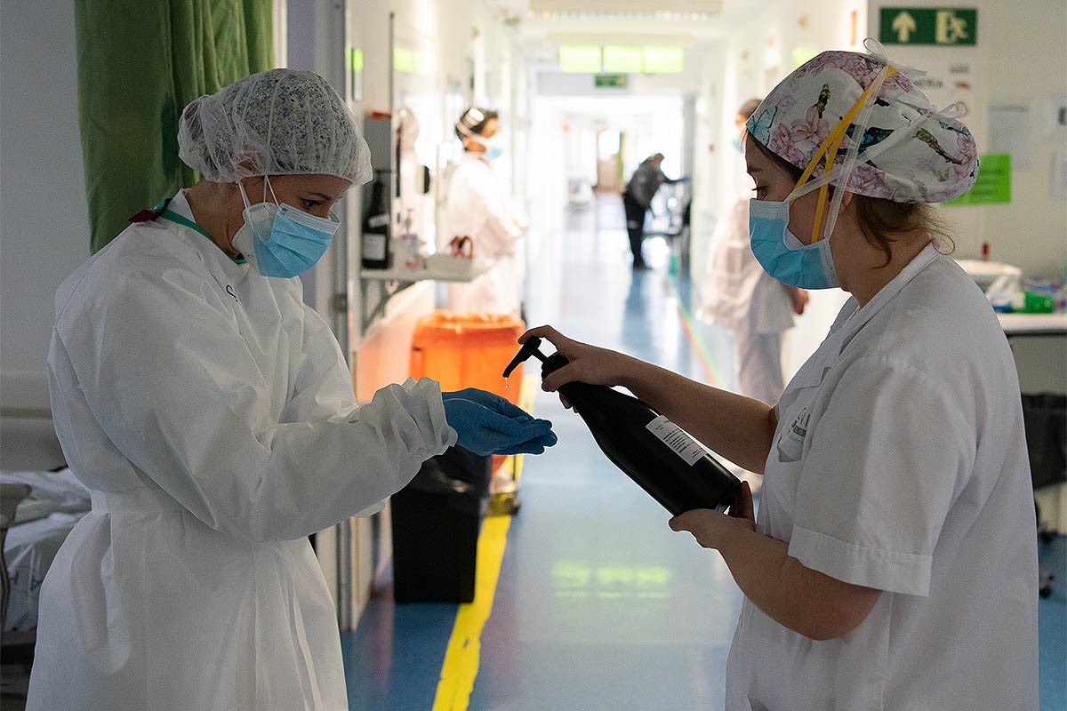Metges de l'Hospital Clínic treballen durant la pandèmia de covid-19 - Francisco Àvia/Hospital Clínic