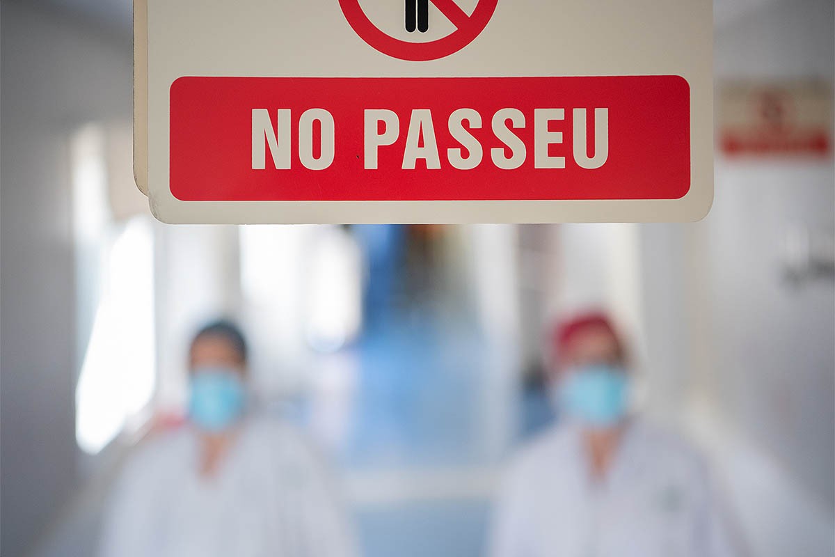 Metges de l'Hospital Clínic treballen durant la pandèmia de covid-19 - Francisco Àvia/Hospital Clínic