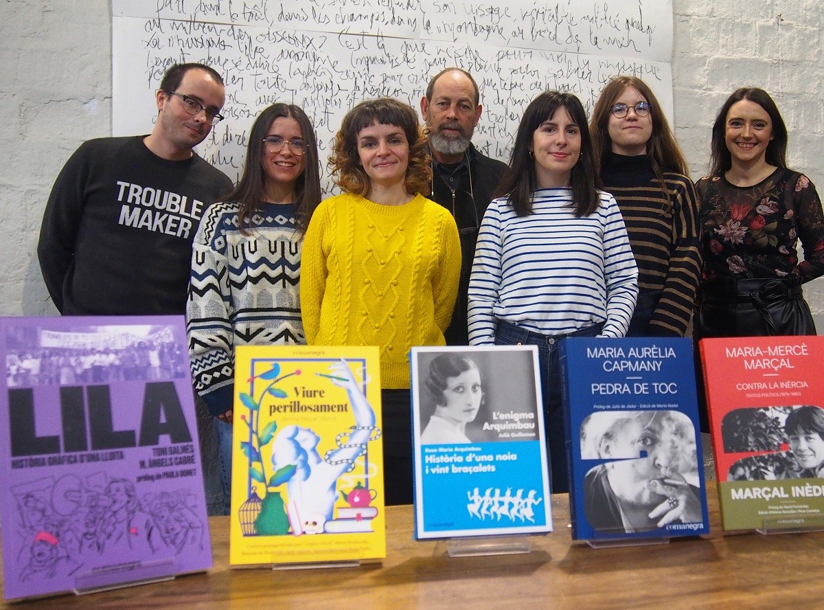 L'equip de l'editorial Comanegra, amb l'editor Joan Sala al centre. - Comanegra.