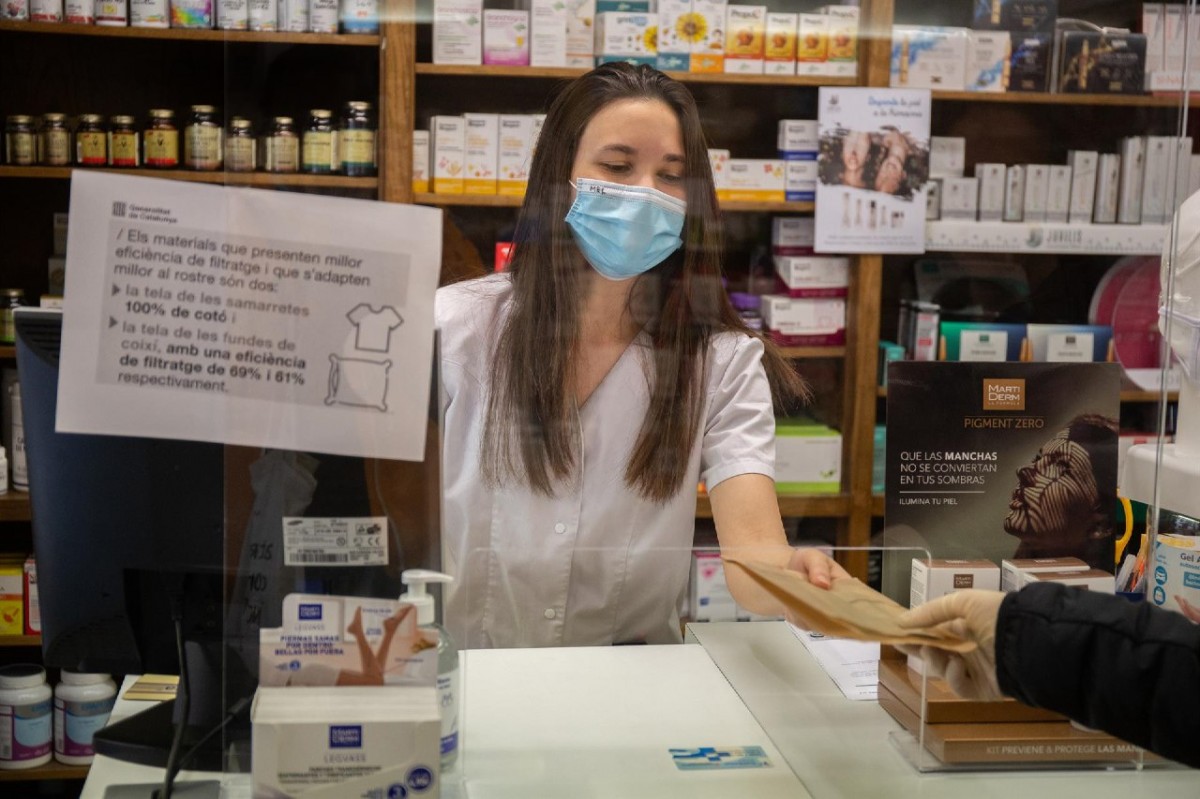 Una farmacèutica, aquest dilluns a Barcelona. - David Zorrakino / Europa Press