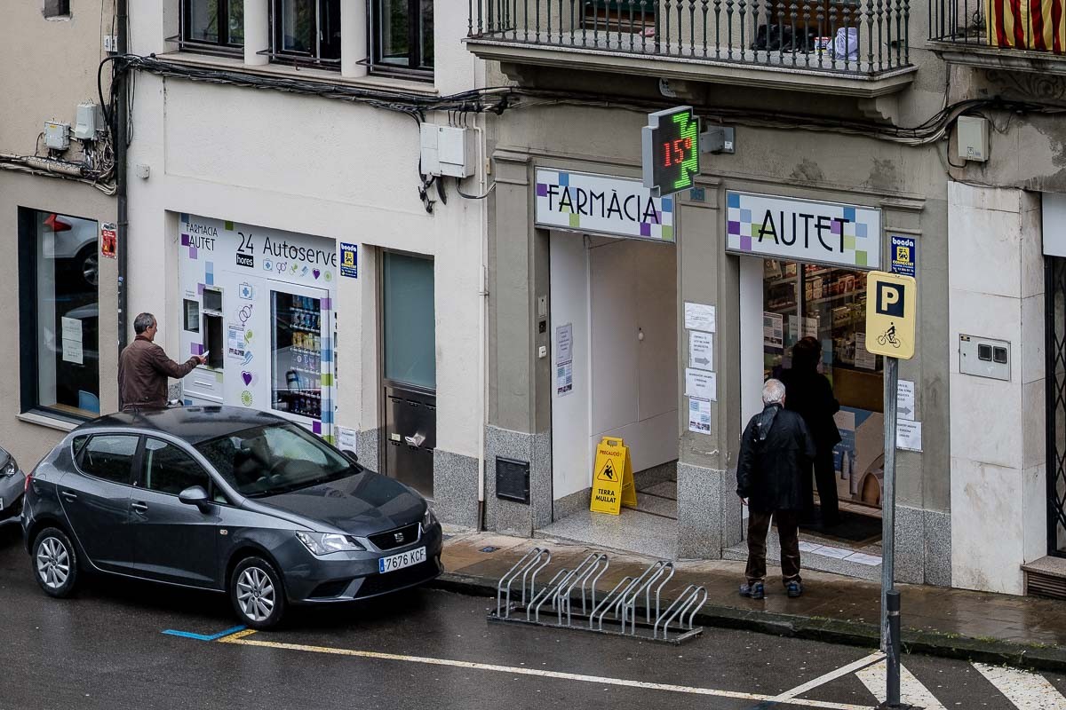 Una farmàcia de Manlleu, aquest dilluns - Adrià Costa