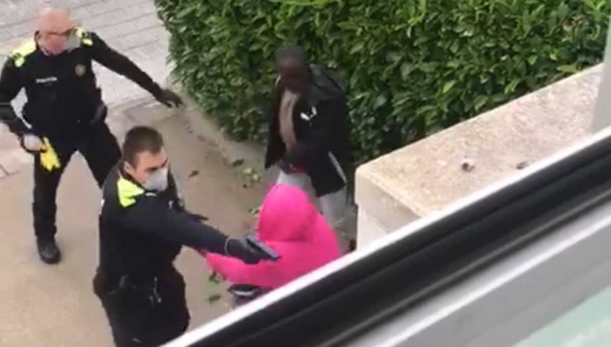 VÃDEO Dos policies locals detenen a punta de pistola uns joves per no respectar el confinament