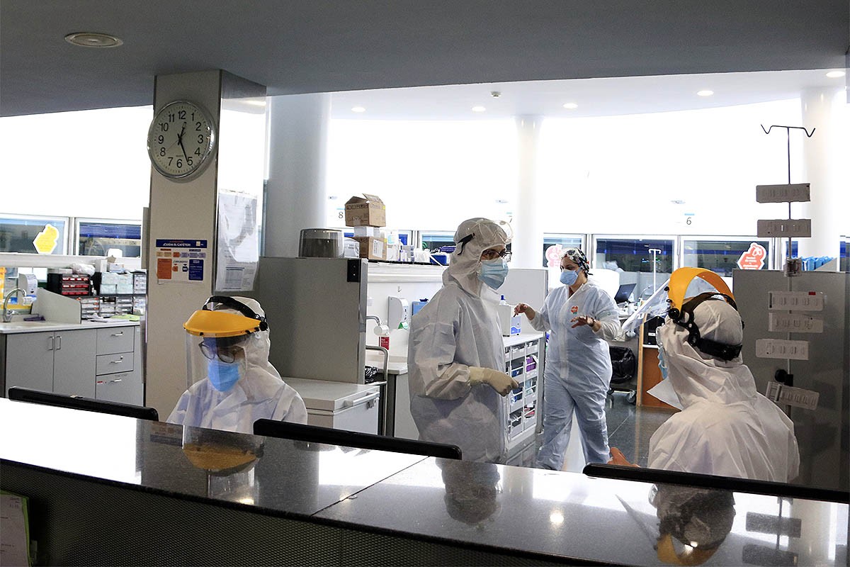 Professionals sanitaris treballant en una UCI de l'Hospital del Mar - Laura Fígols/ACN