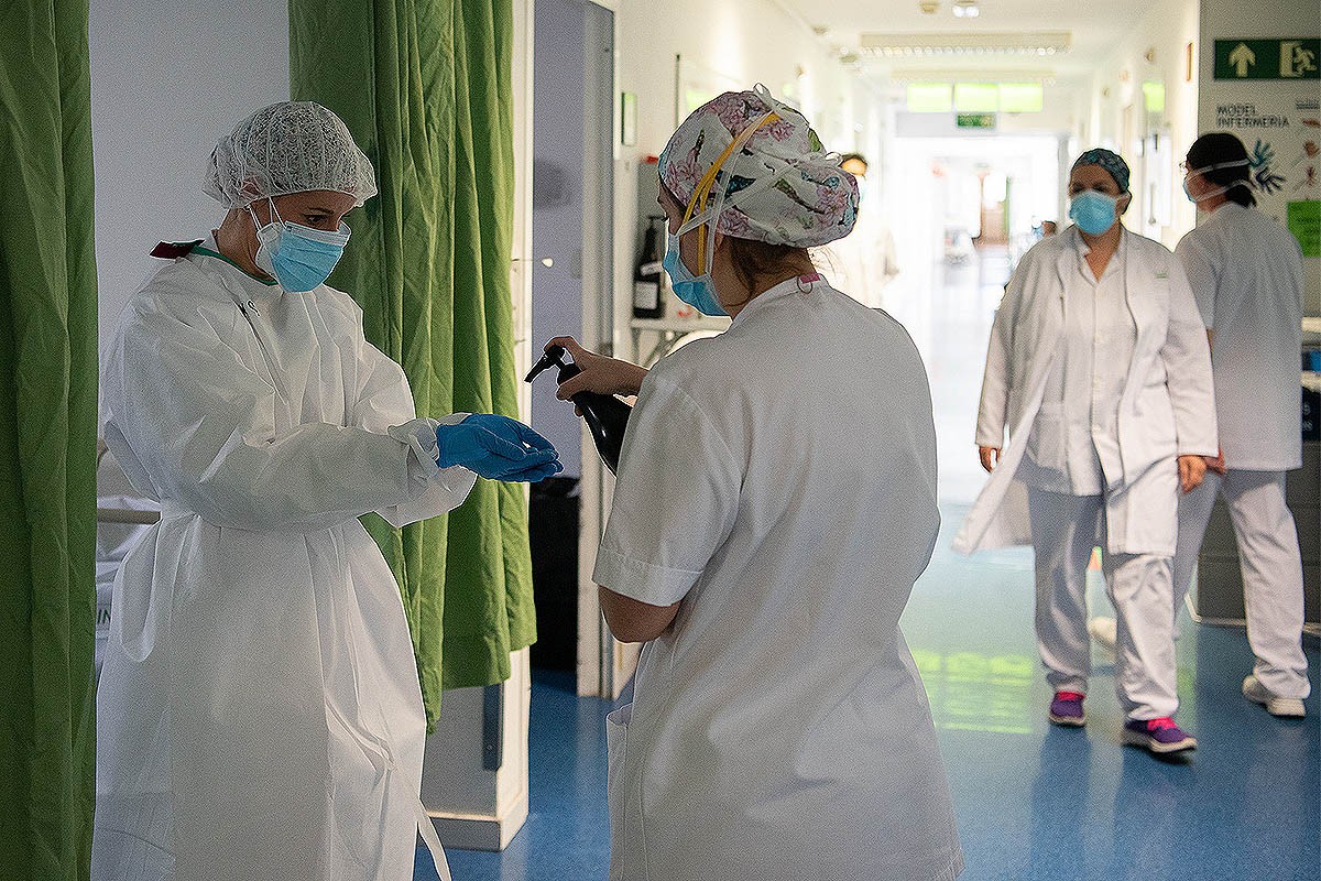 Professionals sanitaris atenen malalts de coronavirus a l'Hospital Clínic - Francisco Avia/Hospital Clínic de Barcelona