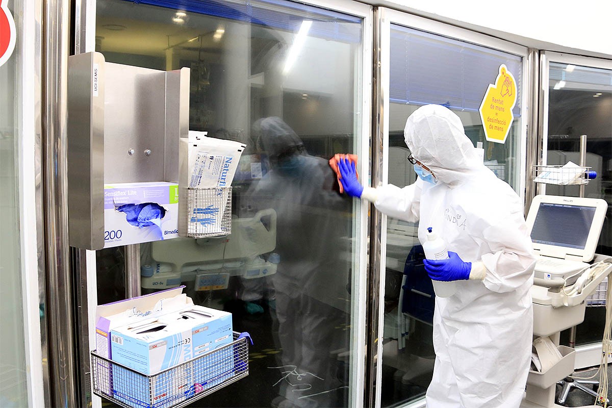 Professionals sanitaris atenen malalts de coronavirus a l'Hospital Clínic - Francisco Avia/Hospital Clínic de Barcelona