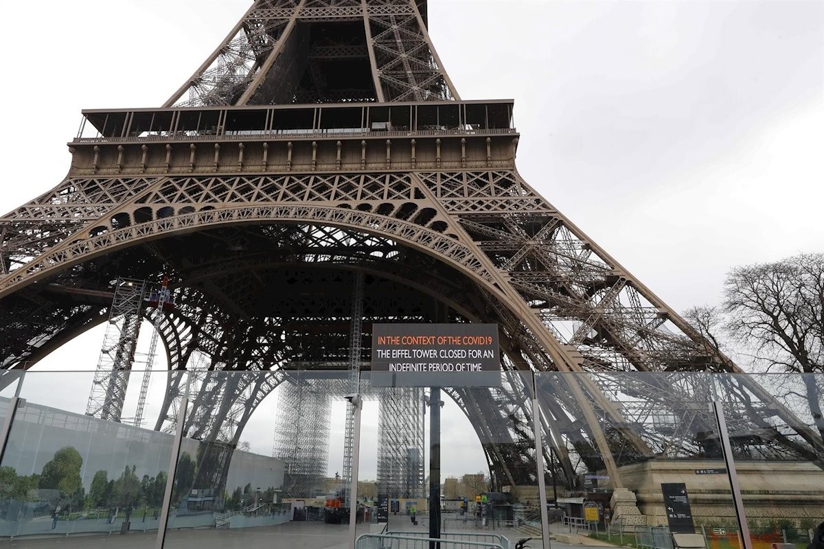 Reobren la Torre Eiffel, desallotjada per una amenaça de bomba