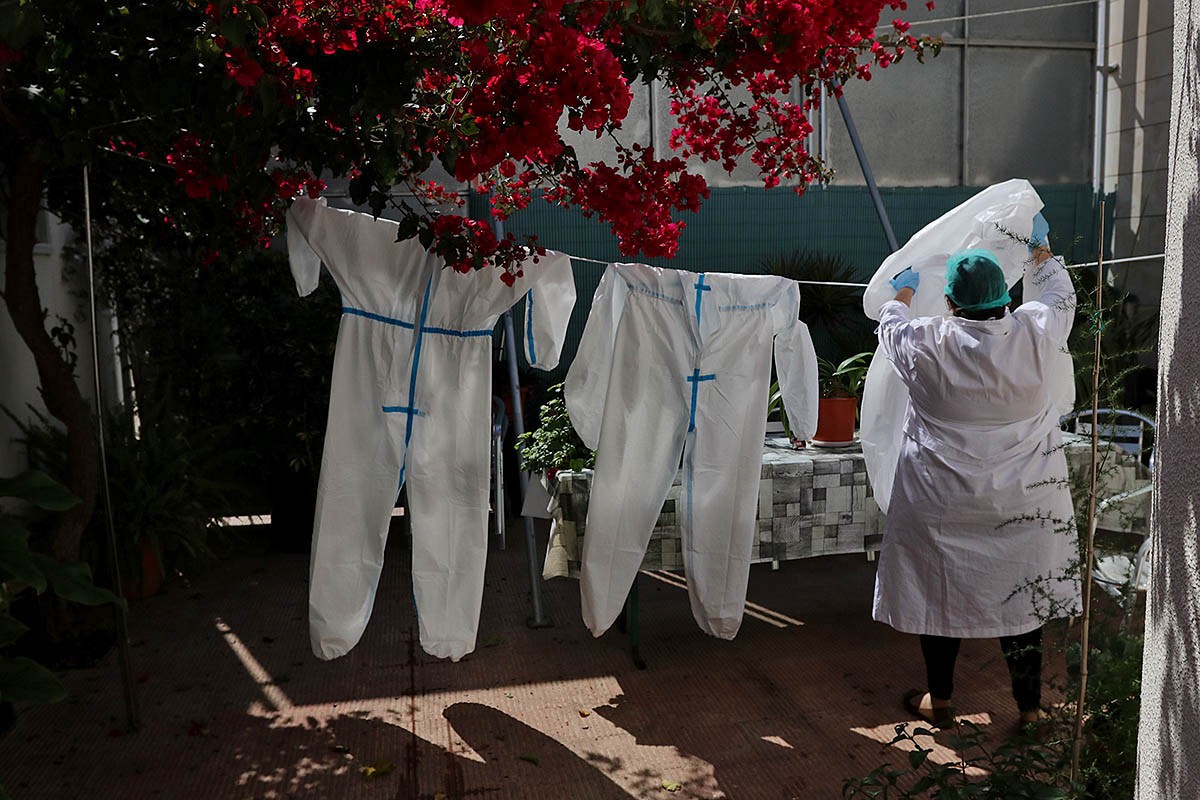 El personal del Cap de Bellvitge treballant per combatre el coronavirus - Albert Alemany