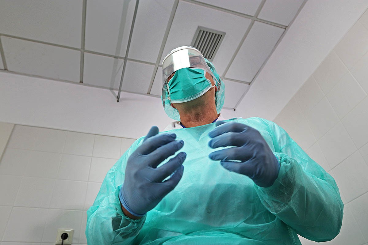 El personal del Cap de Bellvitge treballant per combatre el coronavirus - Albert Alemany