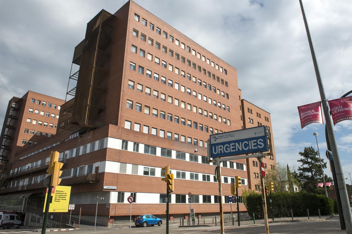 Ingressat a l'UCI un nen d'11 anys després de caure des d'una claraboia d'un edifici a Salt
