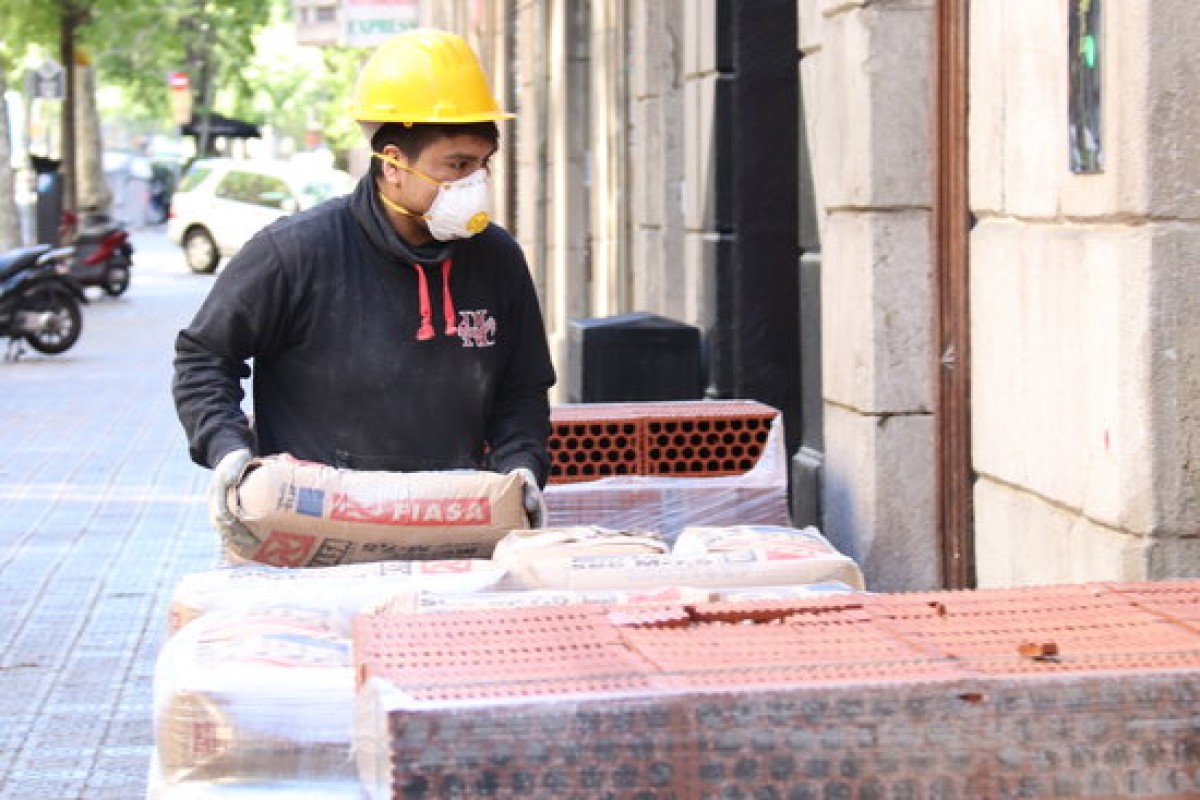 Un operari a Barcelona, aquest dimarts - ACN