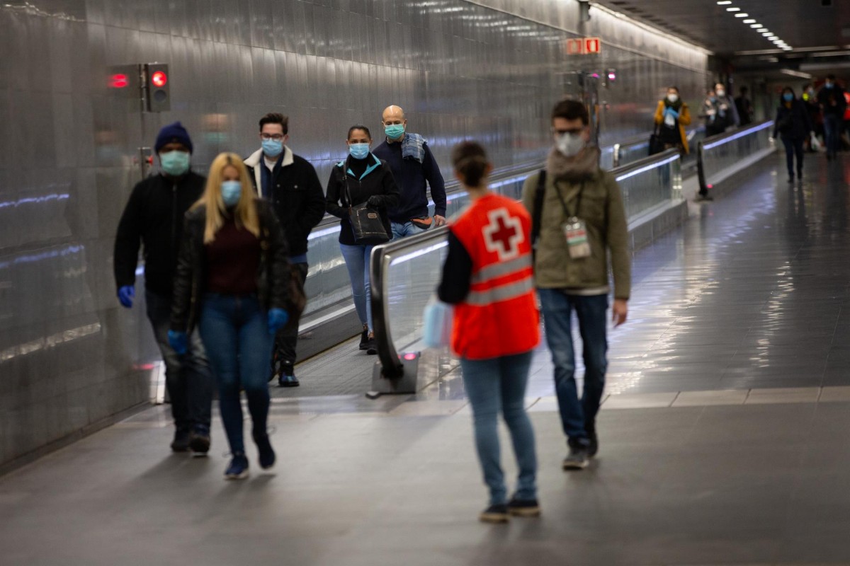 Voluntaris de Creu Roja repartint mascaretes als passatgers del metro. - David Zorrakino/Europa Press