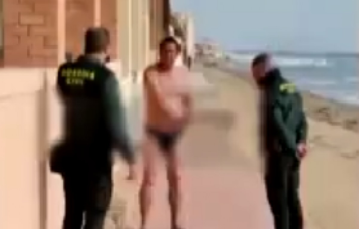 Denuncien un surfista i un banyista a les platges d'Alacant en ple confinament 