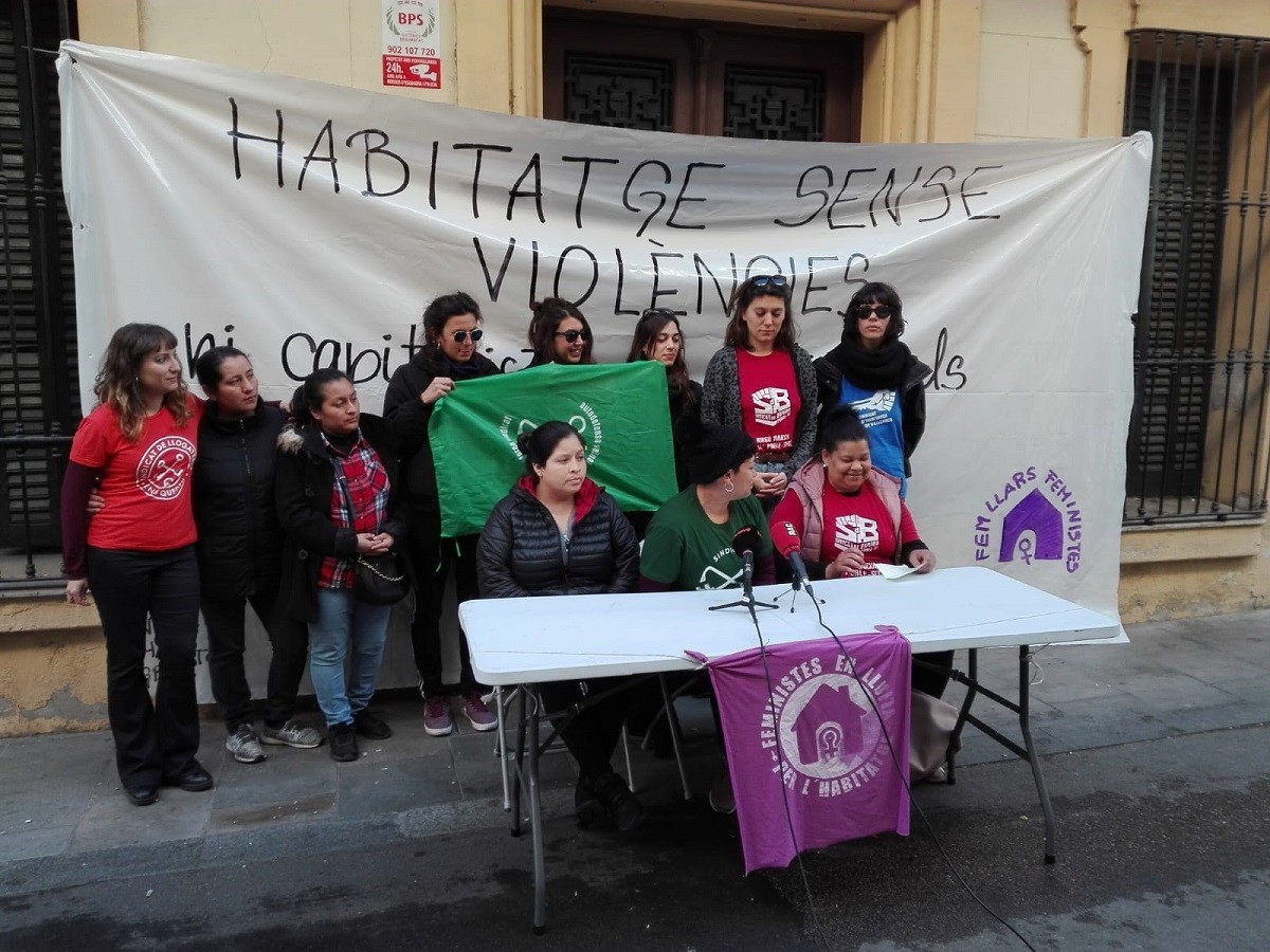 Una immobiliària pressiona per fer fora en ple confinament les famílies d'un bloc ocupat a Barcelona 