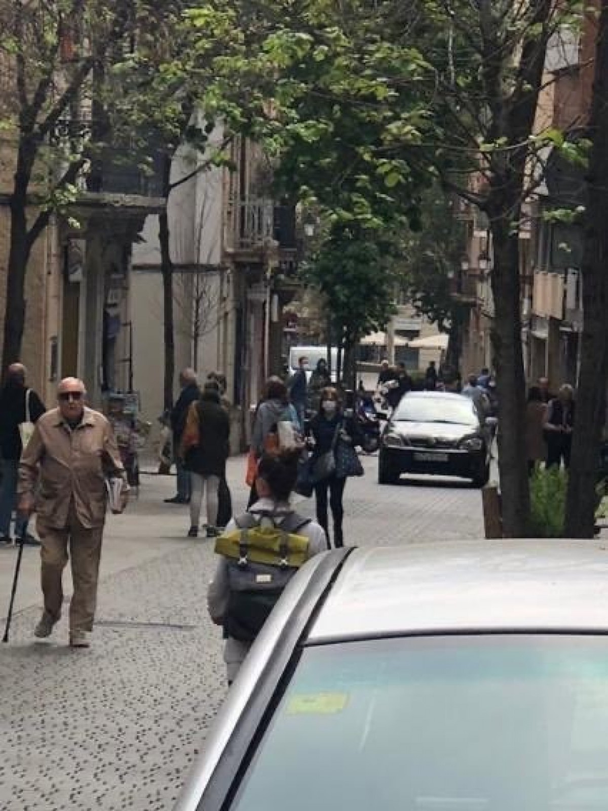 Acumulació de vianants al carrer Major de Sarrià en ple confinament