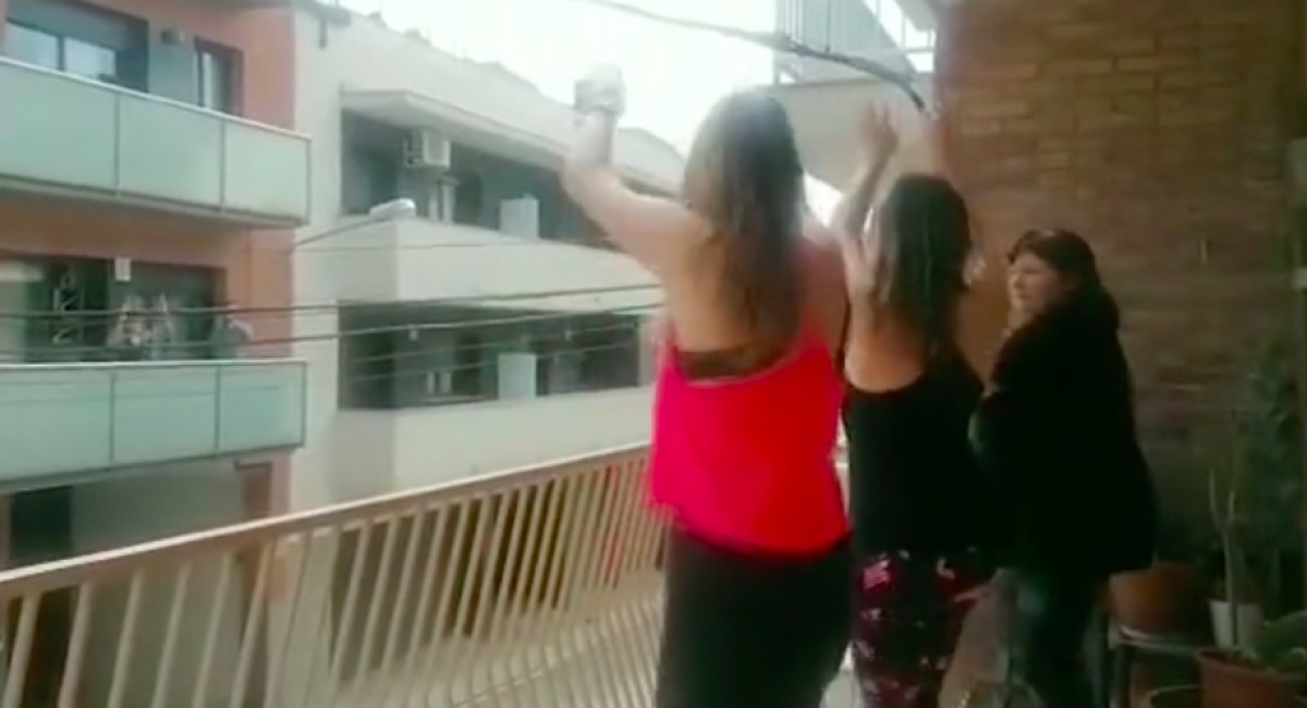 VÃDEO Sessió de fitness als balcons i menjadors de Barcelona