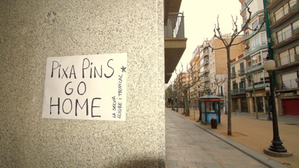 FOTOS «Pixapins go home»: cartells a Blanes contra els propietaris de segones residències