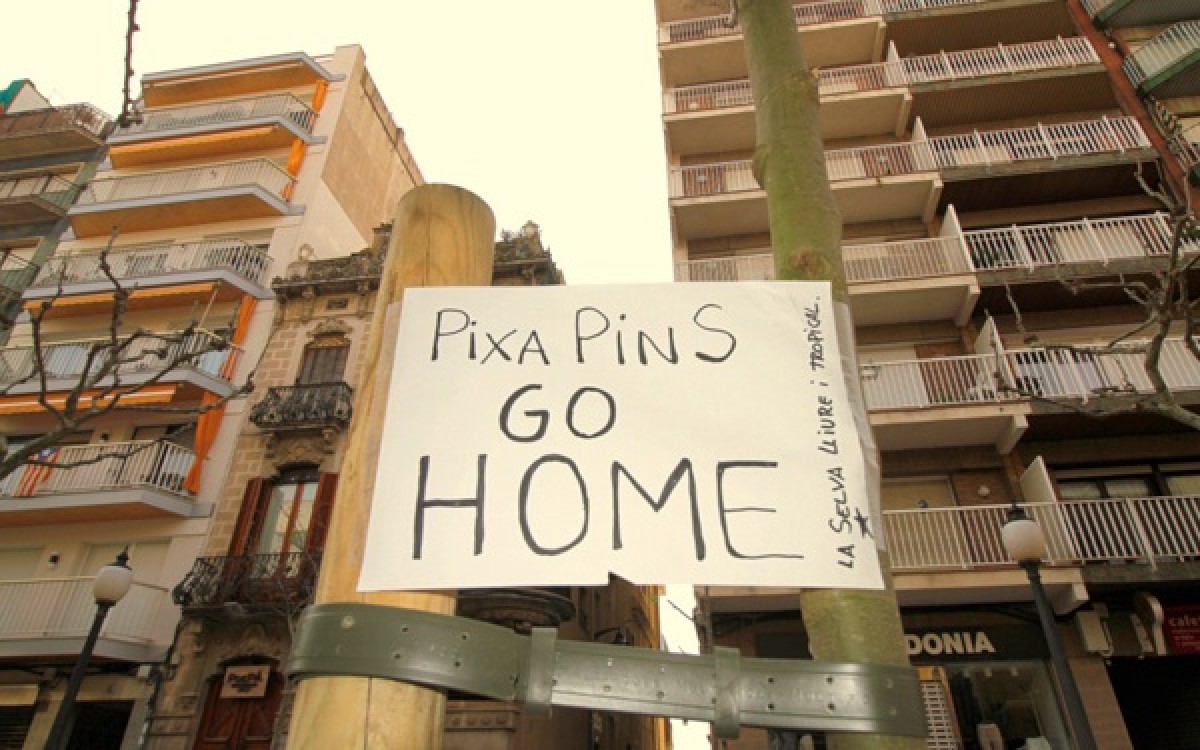 Un dels cartells apareguts aquest matí a Blanes. - ACN