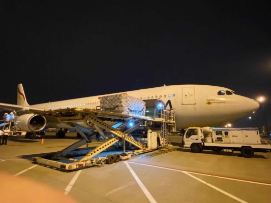 Aterren al País Valencià dos avions més amb material sanitari comprat a la Xina