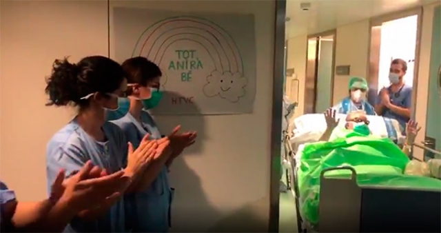 VÃDEO Plors d'alegria en donar d'alta de l'UCI una pacient amb coronavirus