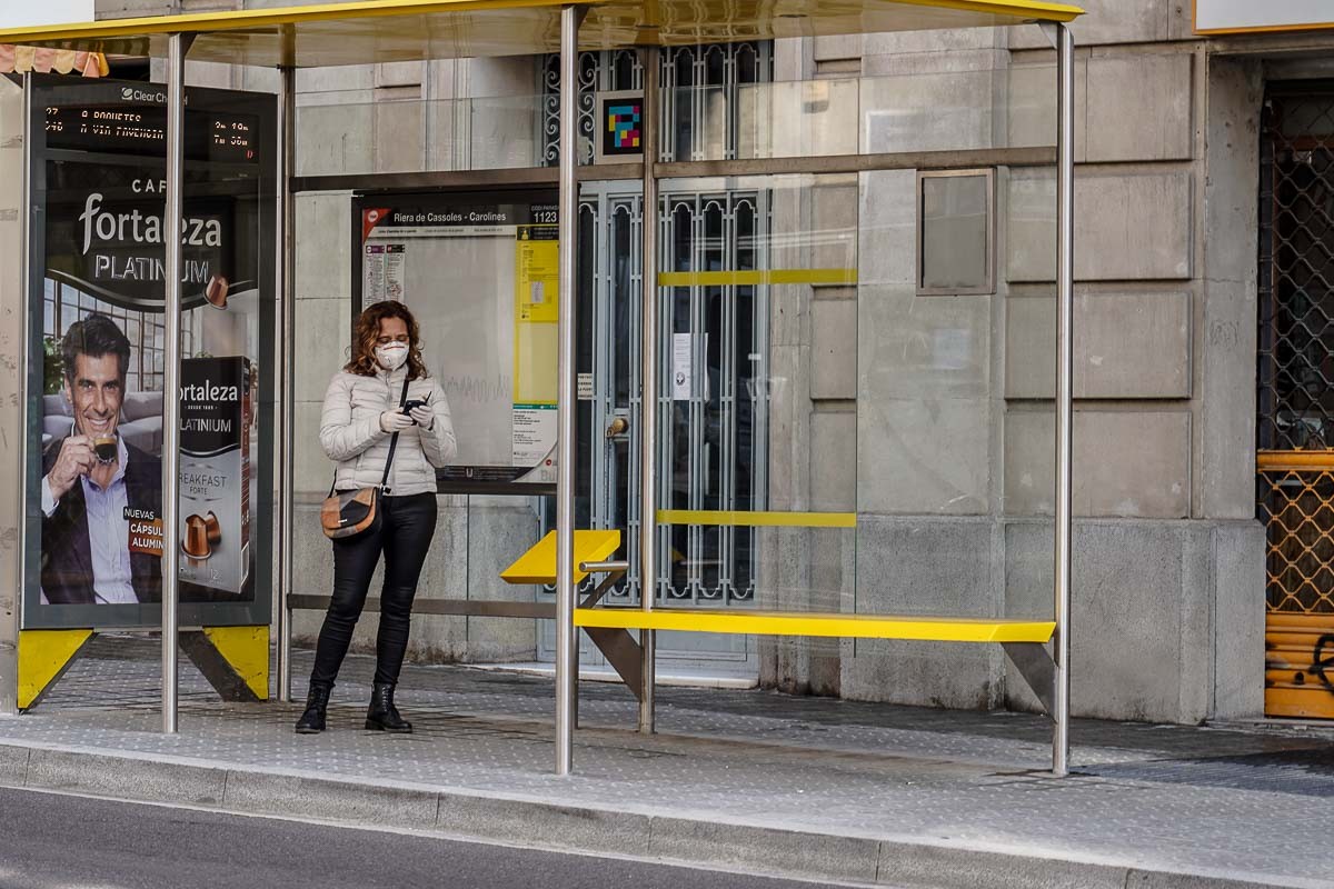 Una dona espera l'autobús a Barcelona - Martí Urgell