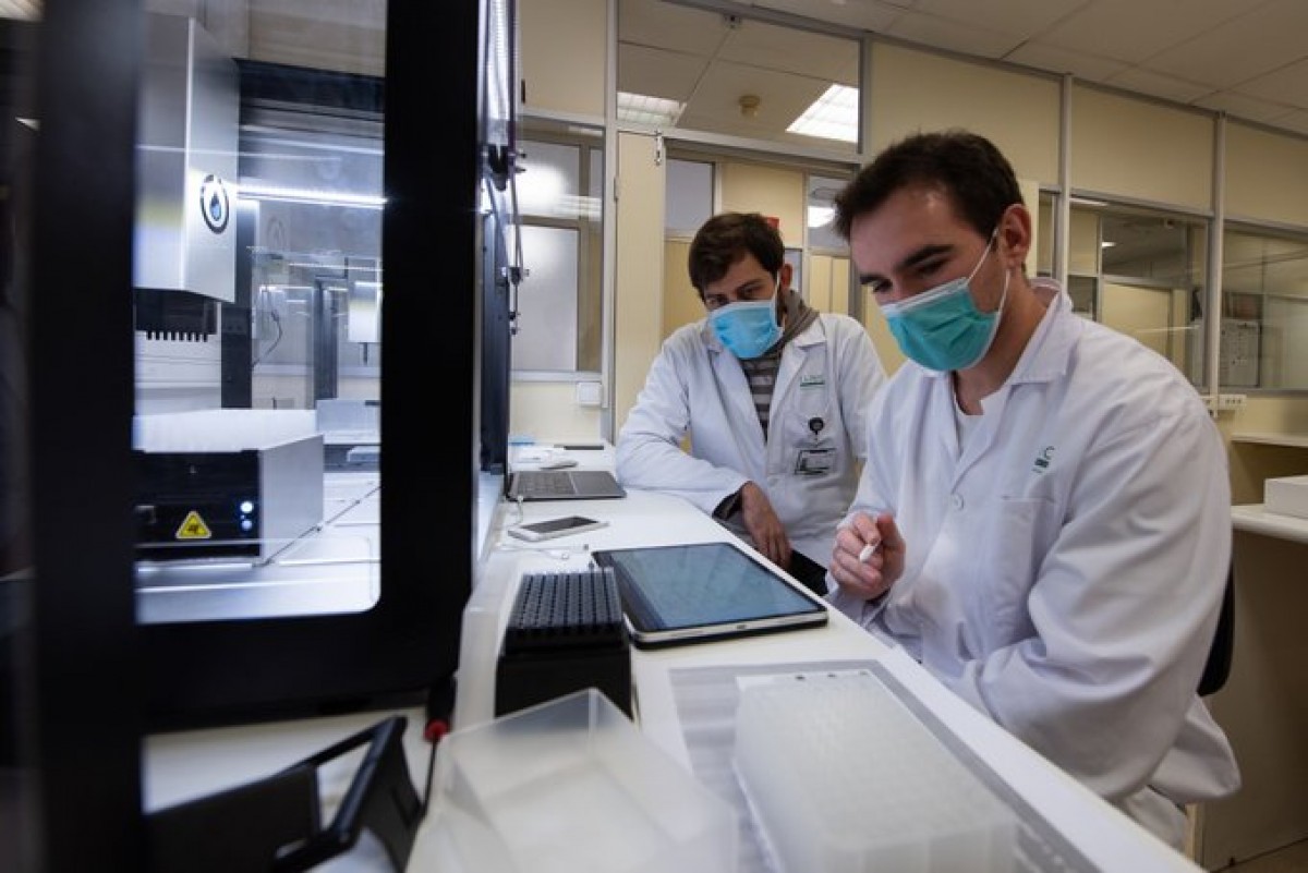 El Vall d'Hebron i el Clínic estrenen un robot que pot fer 2.400 proves de coronavirus al dia