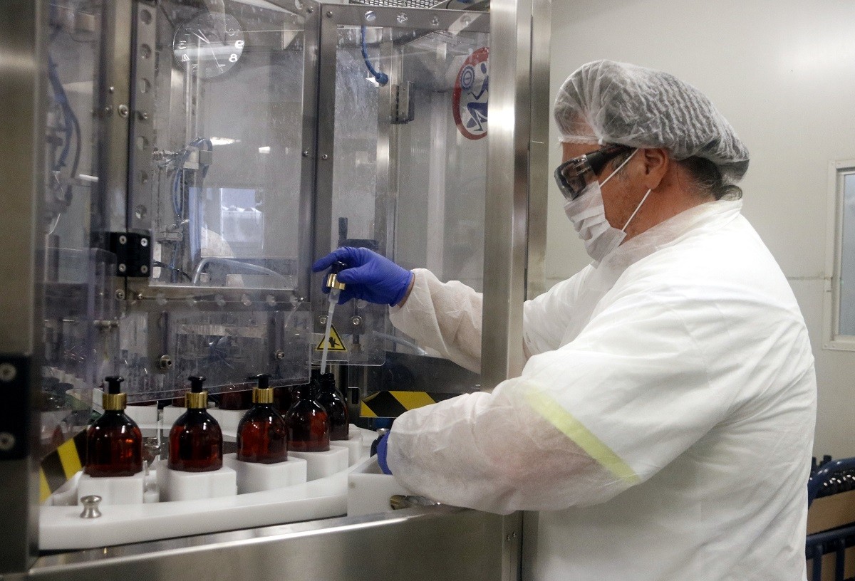 La cooperativa del grup Àuria fabrica gel hidroalcohòlic per proveir serveis essencials