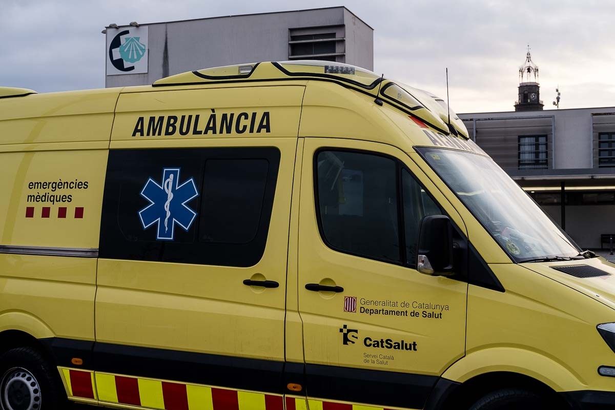 Una ambulància davant l'Hospital de Sant Jaume de Manlleu. - Adrià Costa