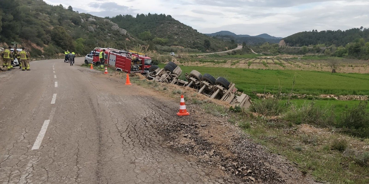 Mor el conductor d'un camió que ha bolcat en una pista a Vinaixa