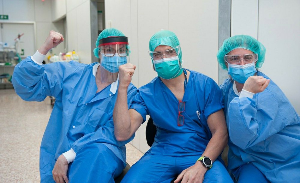 FOTOS La força dels sanitaris que lluiten contra el coronavirus