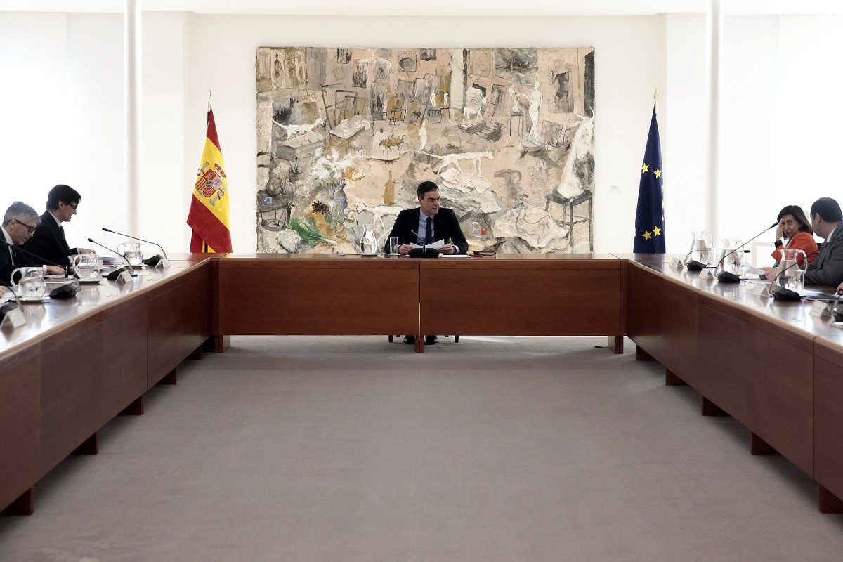 Mantenir el confinament total o flexibilitzar-lo: el dilema de Sánchez