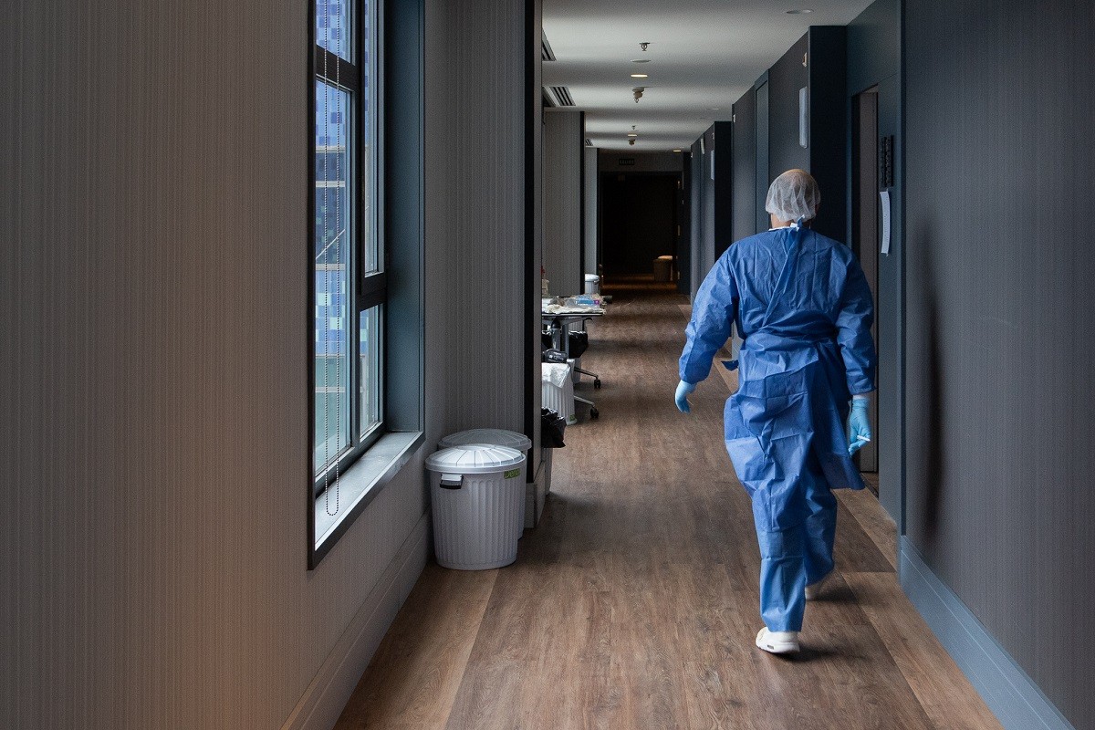 Un professional sanitari, als passadissos de l'Hotel Plaza - ACN